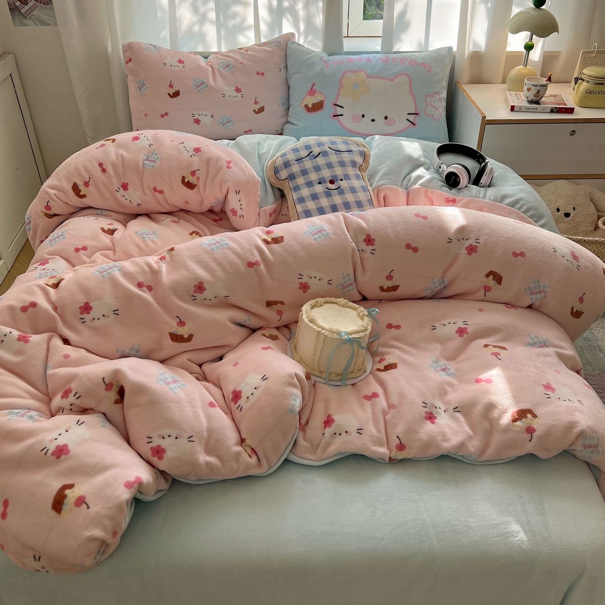 91家纺网 家纺一手货源 找家纺 桃喜 2025新款A类200g牛奶绒（含导电丝）印花床单款四件套 蛋糕幸运猫