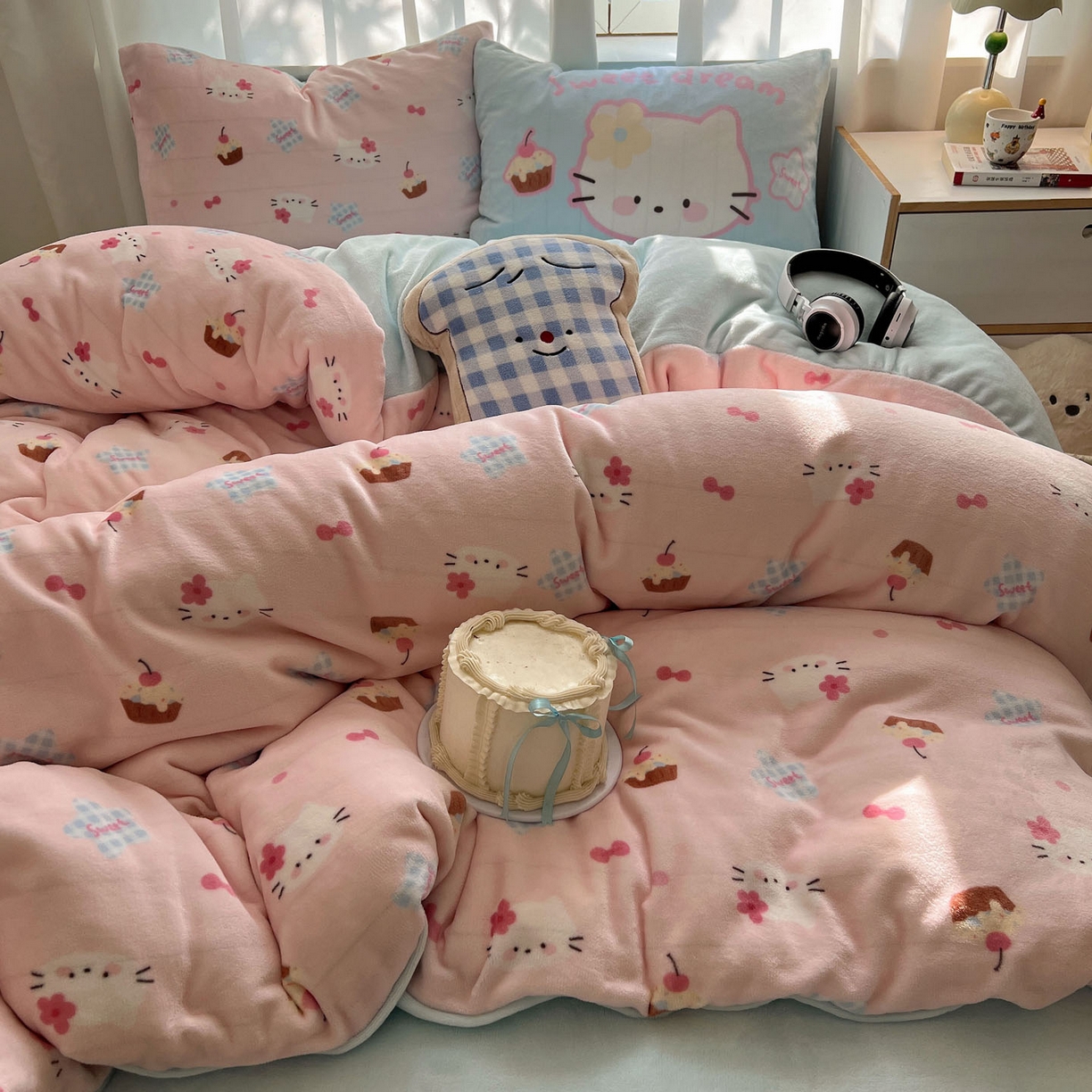 91家纺网 家纺一手货源 找家纺 桃喜 2025新款A类200g牛奶绒（含导电丝）印花床单款四件套 蛋糕幸运猫