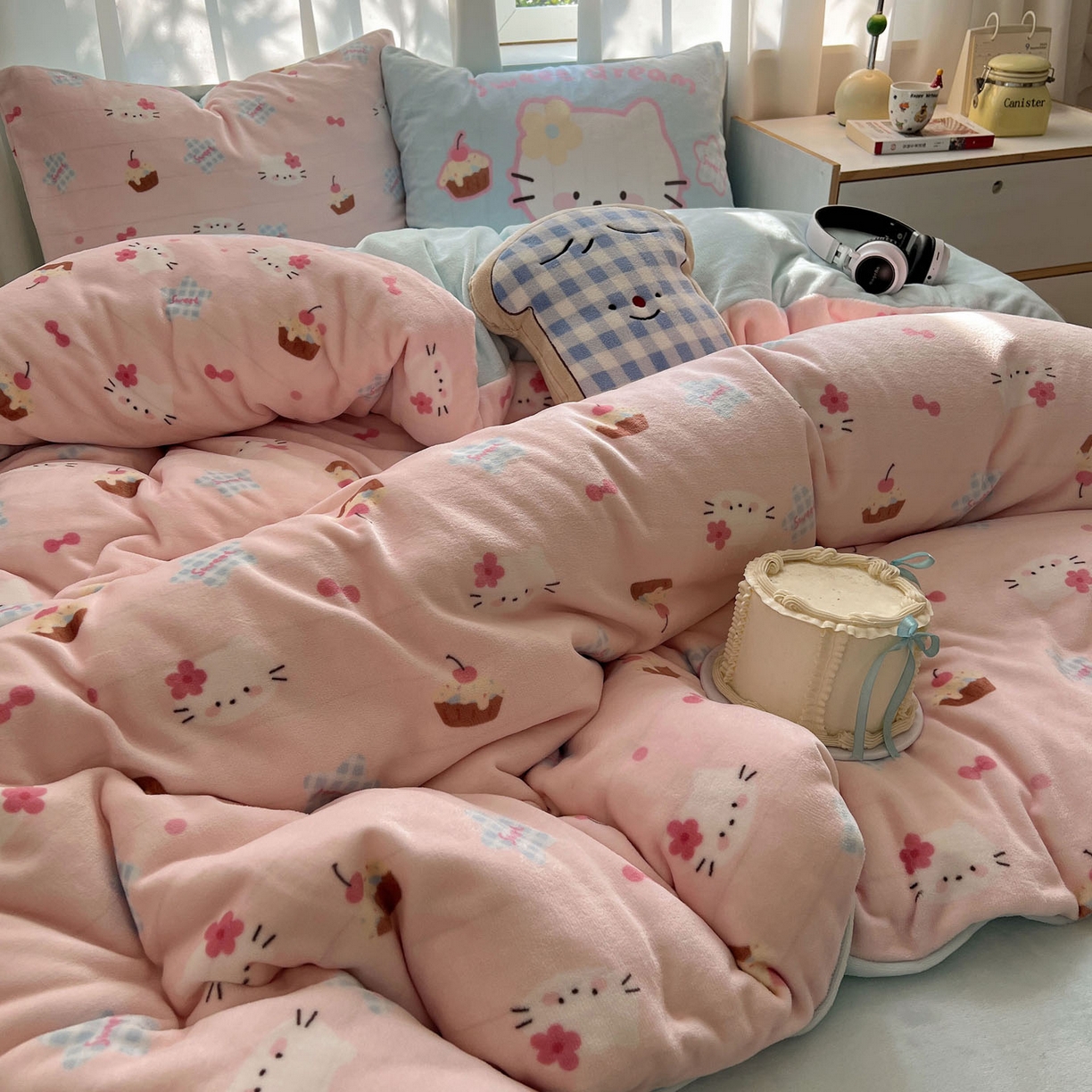 91家纺网 家纺一手货源 找家纺 桃喜 2025新款A类200g牛奶绒（含导电丝）印花床单款四件套 蛋糕幸运猫