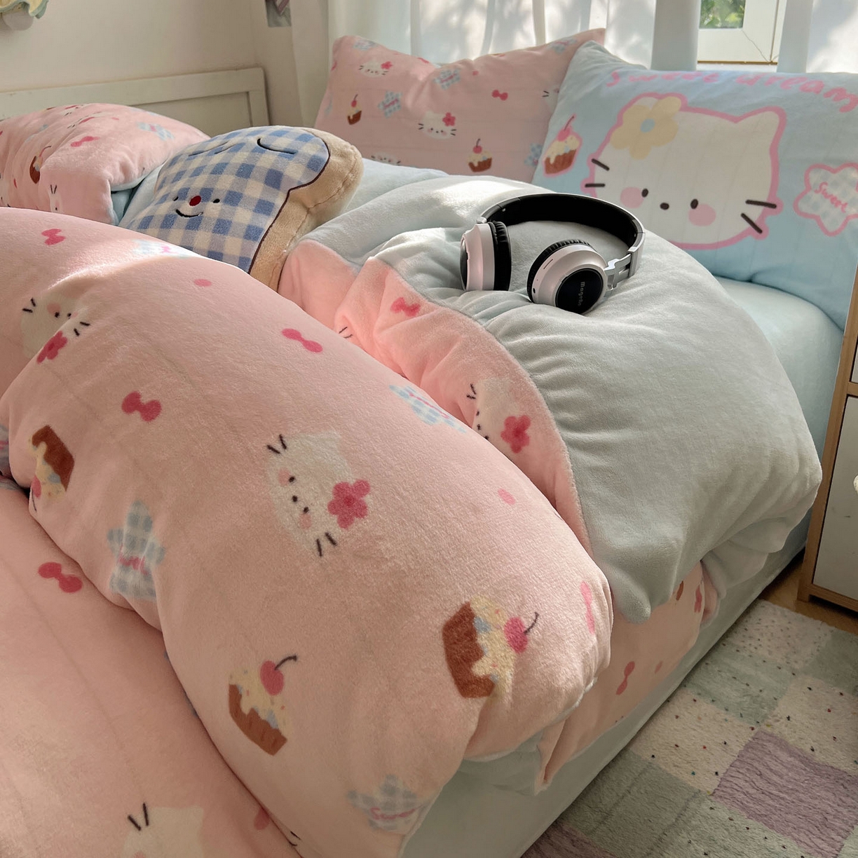 91家纺网 家纺一手货源 找家纺 桃喜 2025新款A类200g牛奶绒（含导电丝）印花床单款四件套 蛋糕幸运猫