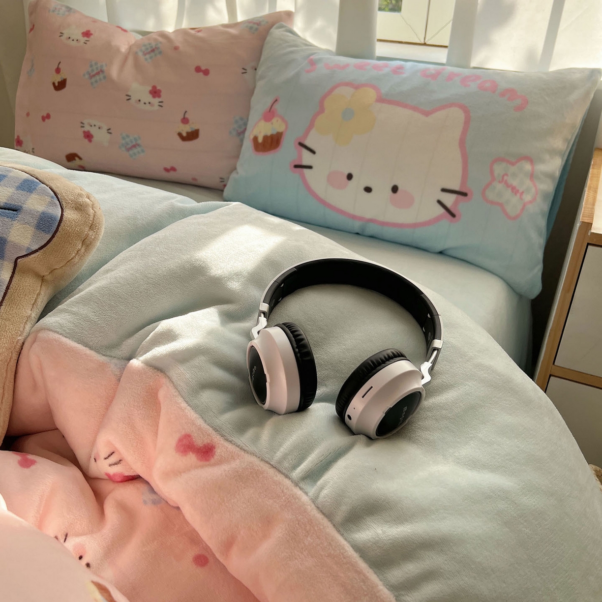 91家纺网 家纺一手货源 找家纺 桃喜 2025新款A类200g牛奶绒（含导电丝）印花床单款四件套 蛋糕幸运猫