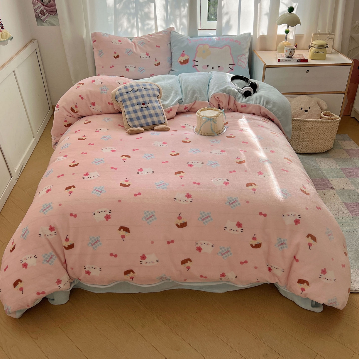 91家纺网 家纺一手货源 找家纺 桃喜 2025新款A类200g牛奶绒（含导电丝）印花床单款四件套 蛋糕幸运猫
