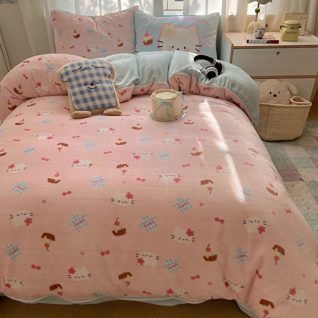 91家纺网 家纺一手货源 找家纺 桃喜 2025新款A类200g牛奶绒（含导电丝）印花床单款四件套 蛋糕幸运猫