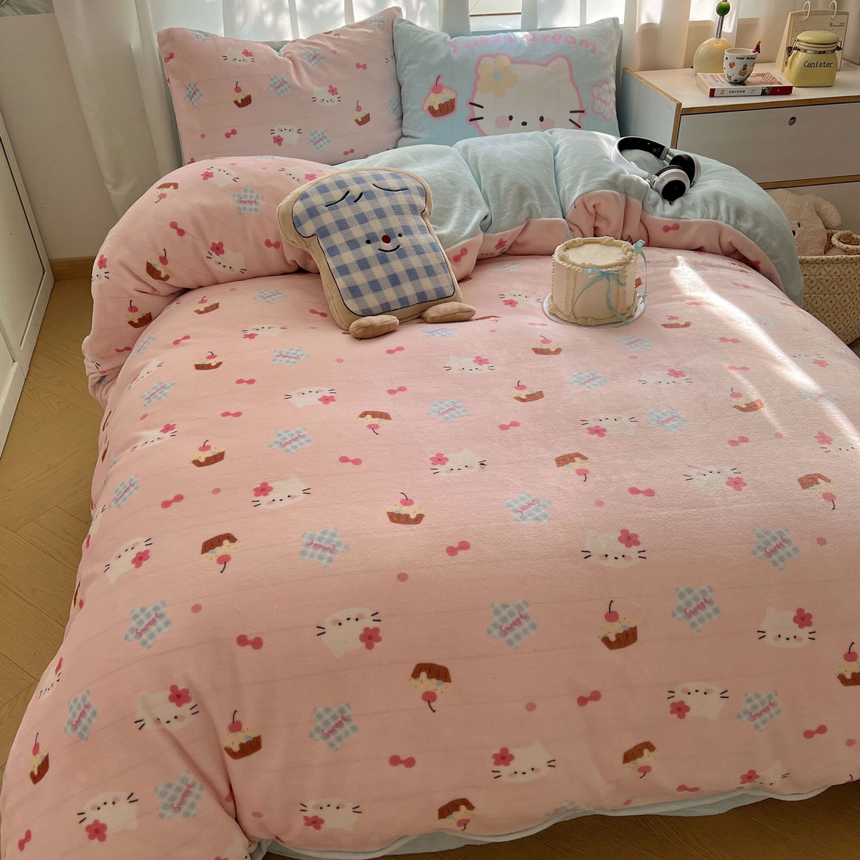 91家纺网 家纺一手货源 找家纺 桃喜 2025新款A类200g牛奶绒（含导电丝）印花床单款四件套 蛋糕幸运猫