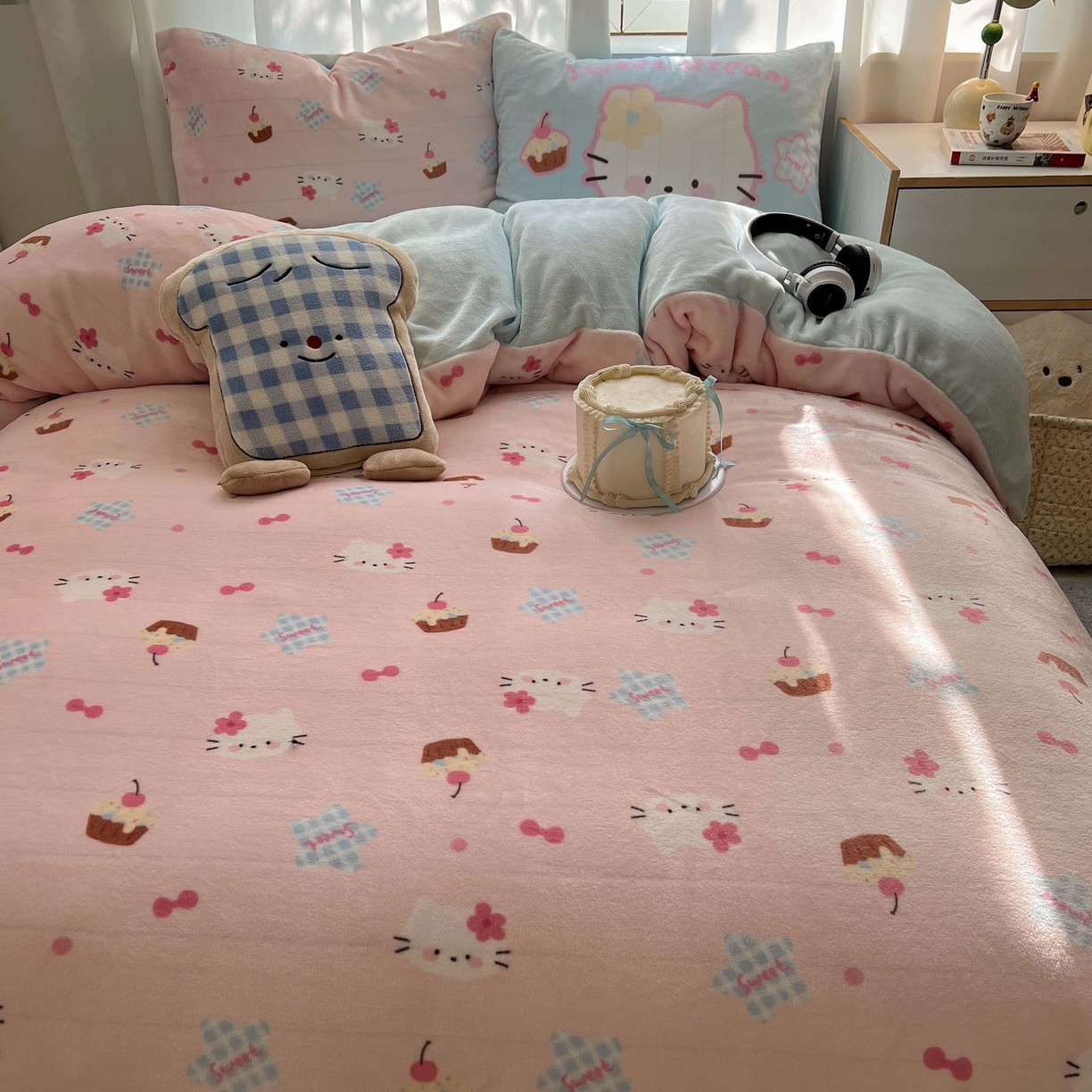 91家纺网 家纺一手货源 找家纺 桃喜 2025新款A类200g牛奶绒（含导电丝）印花床单款四件套 蛋糕幸运猫