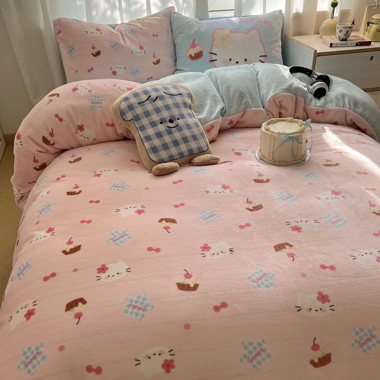 91家纺网 家纺一手货源 找家纺 桃喜 2025新款A类200g牛奶绒（含导电丝）印花床单款四件套 蛋糕幸运猫