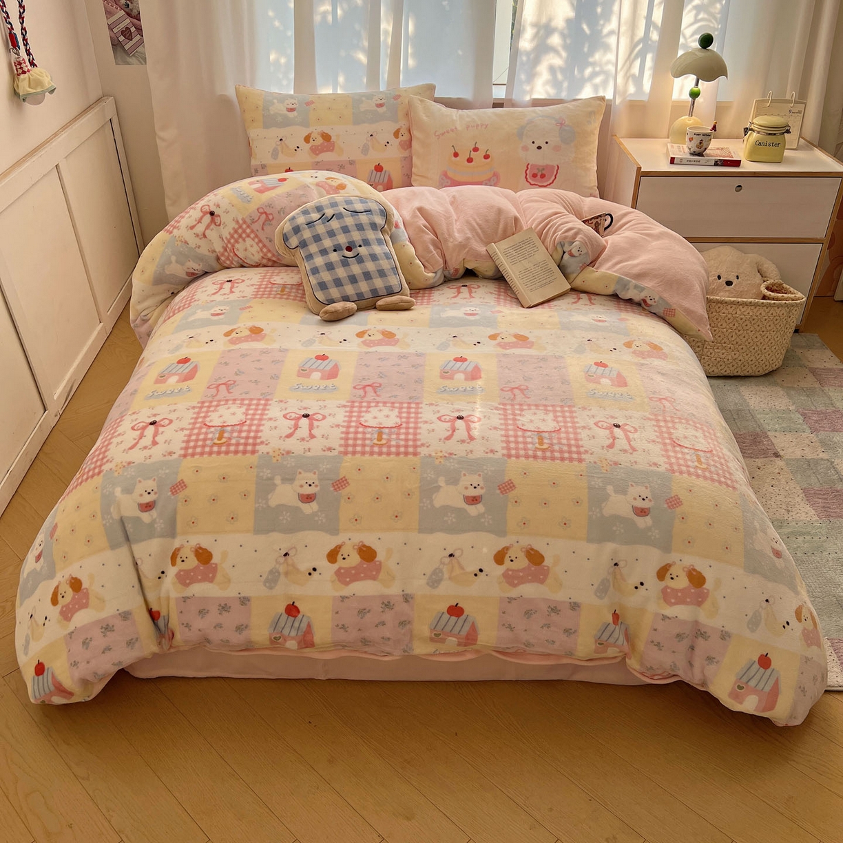 91家纺网 家纺一手货源 找家纺 桃喜 2025新款A类200g牛奶绒（含导电丝）印花床单款四件套 房子小狗