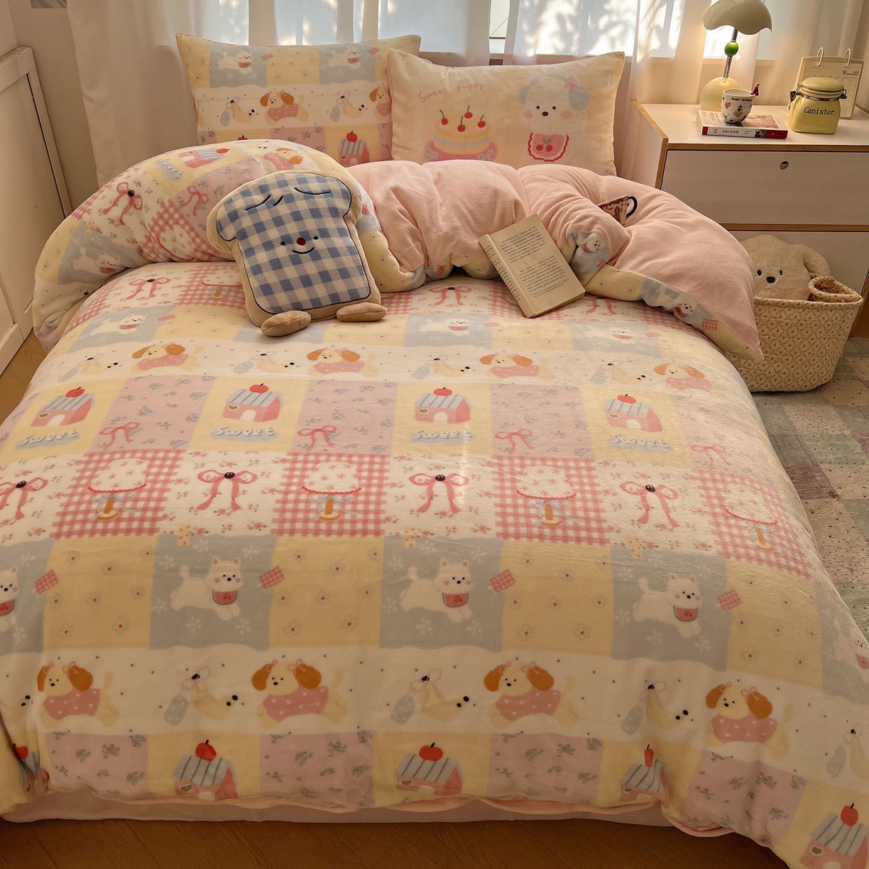 91家纺网 家纺一手货源 找家纺 桃喜 2025新款A类200g牛奶绒（含导电丝）印花床单款四件套 房子小狗