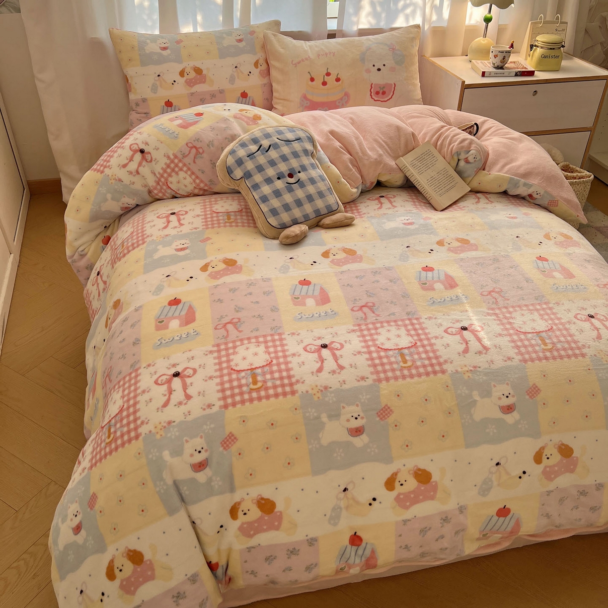 91家纺网 家纺一手货源 找家纺 桃喜 2025新款A类200g牛奶绒（含导电丝）印花床单款四件套 房子小狗