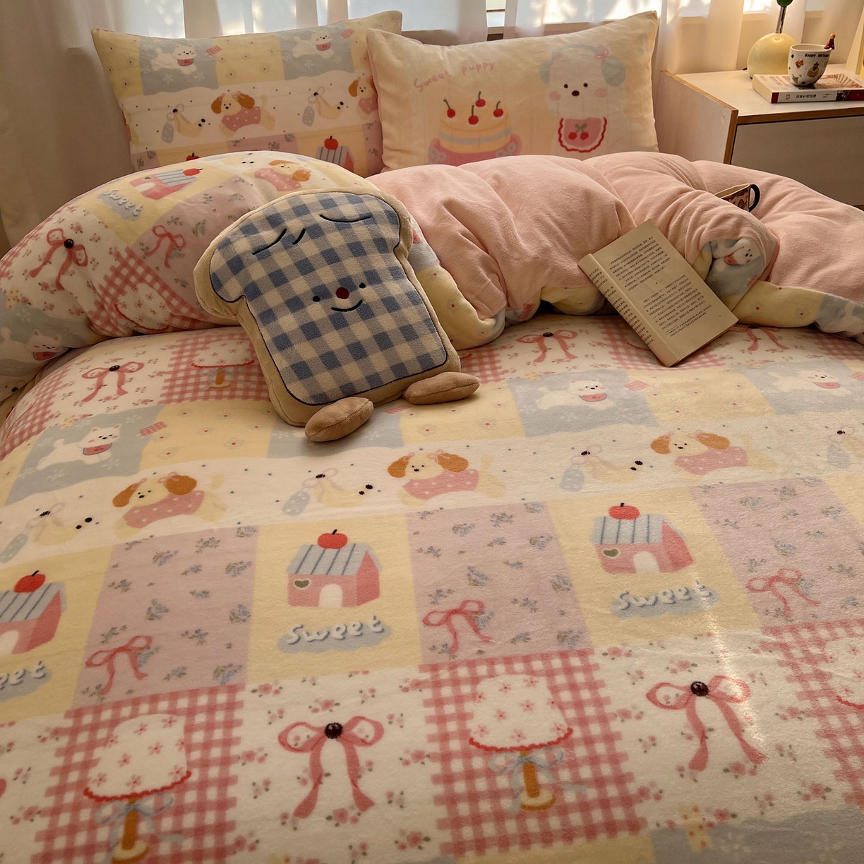 91家纺网 家纺一手货源 找家纺 桃喜 2025新款A类200g牛奶绒（含导电丝）印花床单款四件套 房子小狗