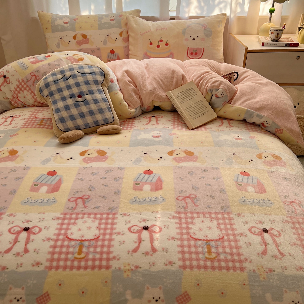 91家纺网 家纺一手货源 找家纺 桃喜 2025新款A类200g牛奶绒（含导电丝）印花床单款四件套 房子小狗