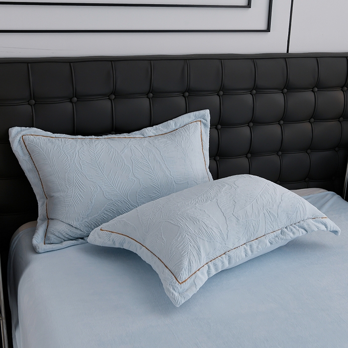 91家纺网 家纺一手货源 找家纺 苏迪网销供货 2025新款牛奶绒四件套A类高克重全消光雕花一字绣工艺款 芭蕉叶-湖小蓝