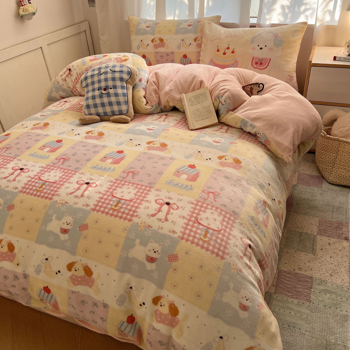 91家纺网 家纺一手货源 找家纺 桃喜 2025新款A类200g牛奶绒（含导电丝）印花床单款四件套 房子小狗