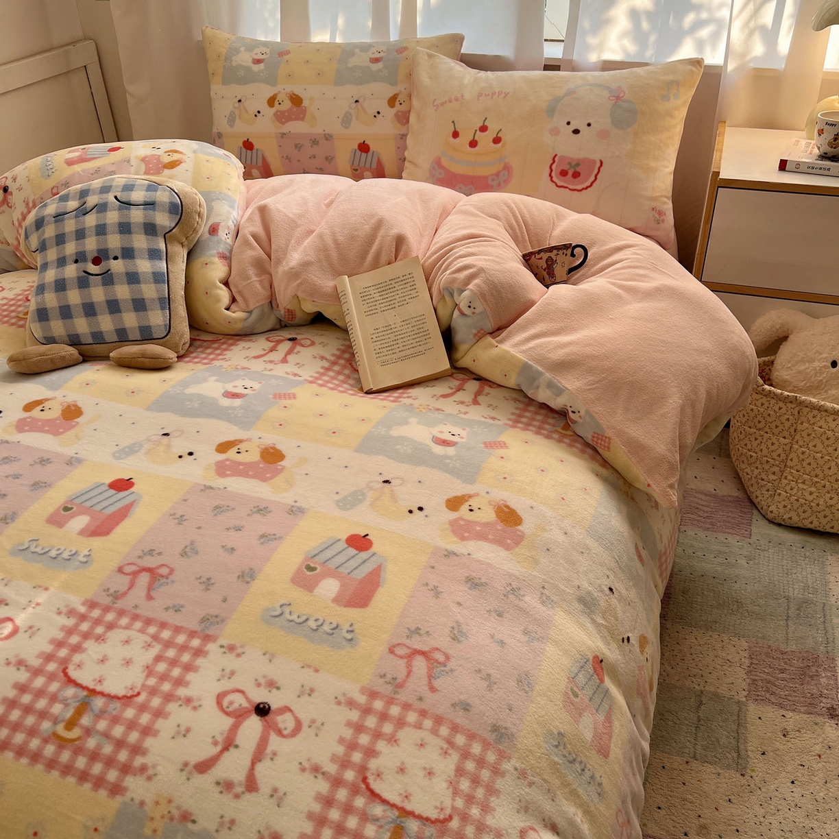 91家纺网 家纺一手货源 找家纺 桃喜 2025新款A类200g牛奶绒（含导电丝）印花床单款四件套 房子小狗