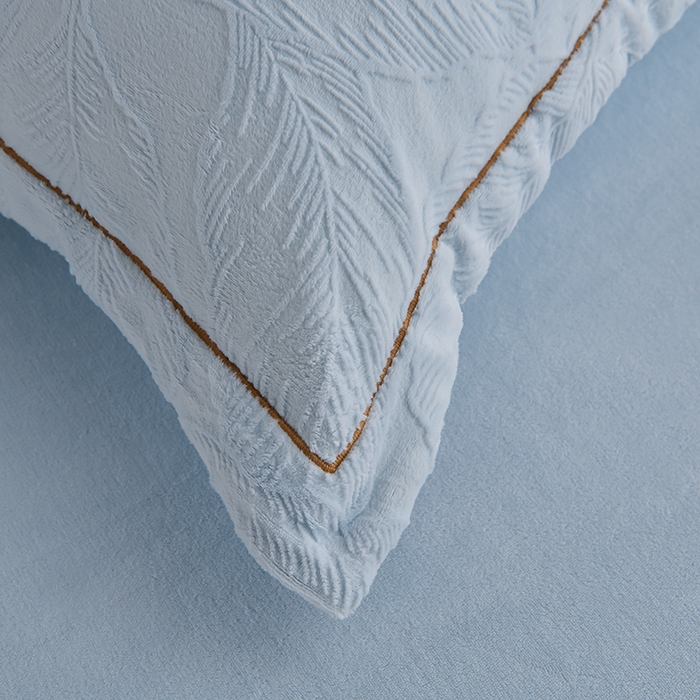 91家纺网 家纺一手货源 找家纺 苏迪网销供货 2025新款牛奶绒四件套A类高克重全消光雕花一字绣工艺款 芭蕉叶-湖小蓝