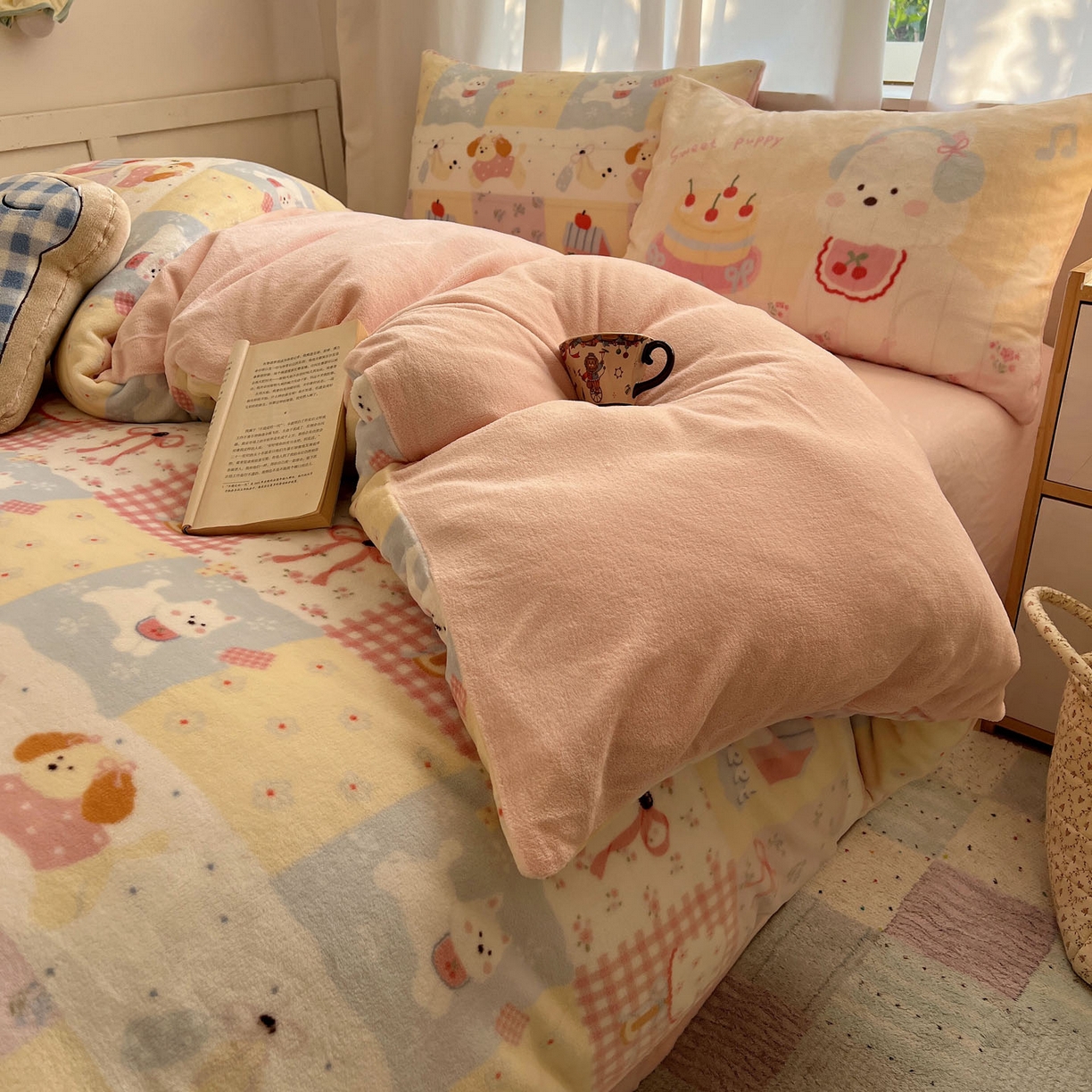 91家纺网 家纺一手货源 找家纺 桃喜 2025新款A类200g牛奶绒（含导电丝）印花床单款四件套 房子小狗