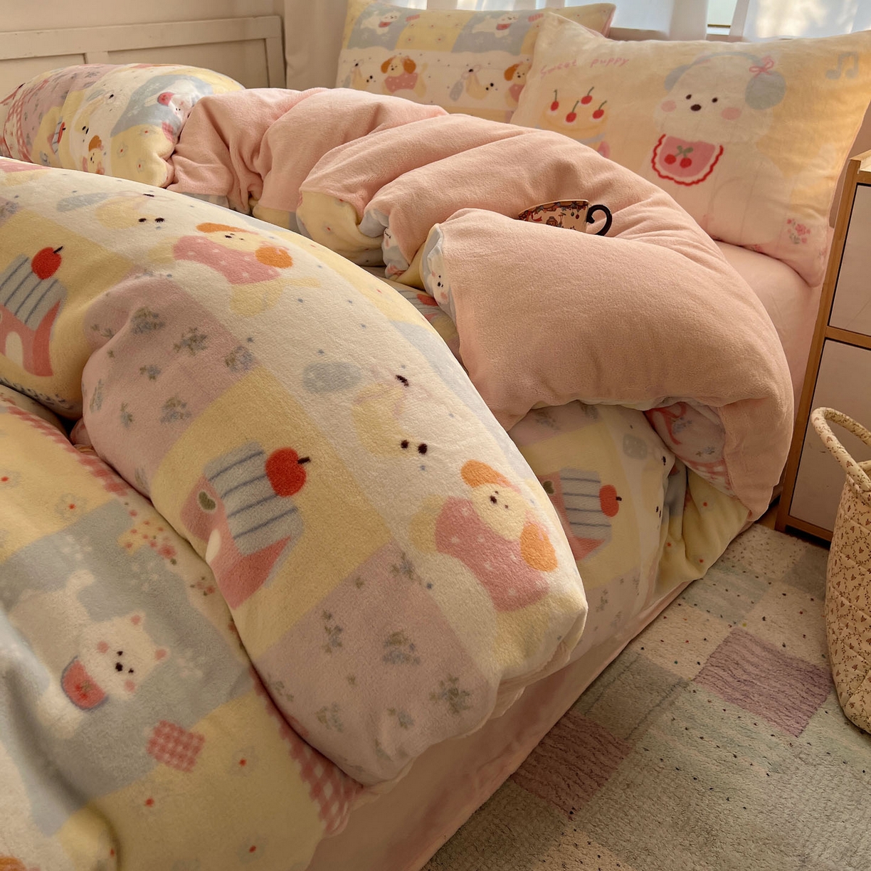 91家纺网 家纺一手货源 找家纺 桃喜 2025新款A类200g牛奶绒（含导电丝）印花床单款四件套 房子小狗