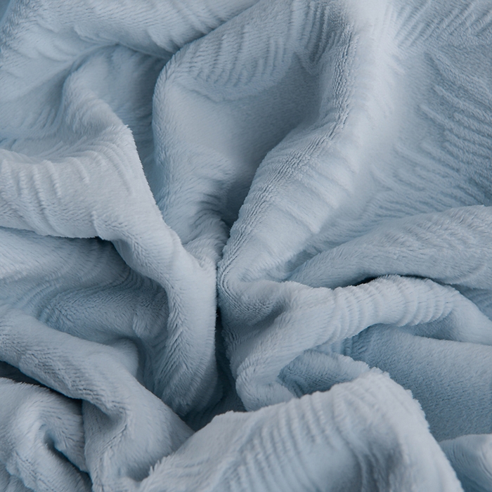 91家纺网 家纺一手货源 找家纺 苏迪网销供货 2025新款牛奶绒四件套A类高克重全消光雕花一字绣工艺款 芭蕉叶-湖小蓝