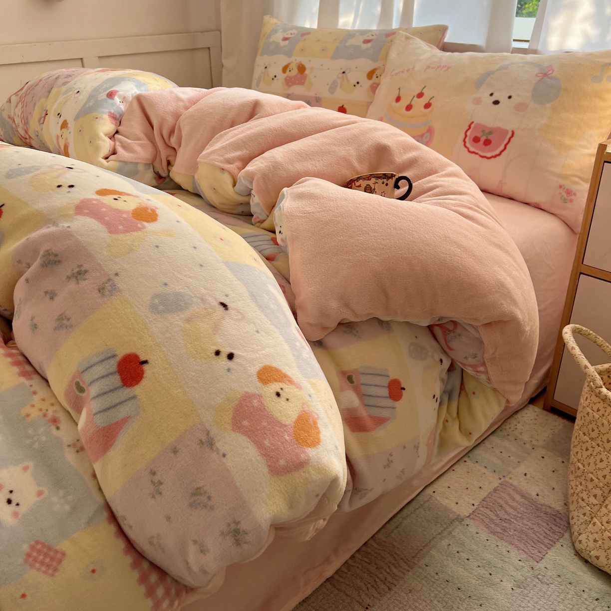 91家纺网 家纺一手货源 找家纺 桃喜 2025新款A类200g牛奶绒（含导电丝）印花床单款四件套 房子小狗