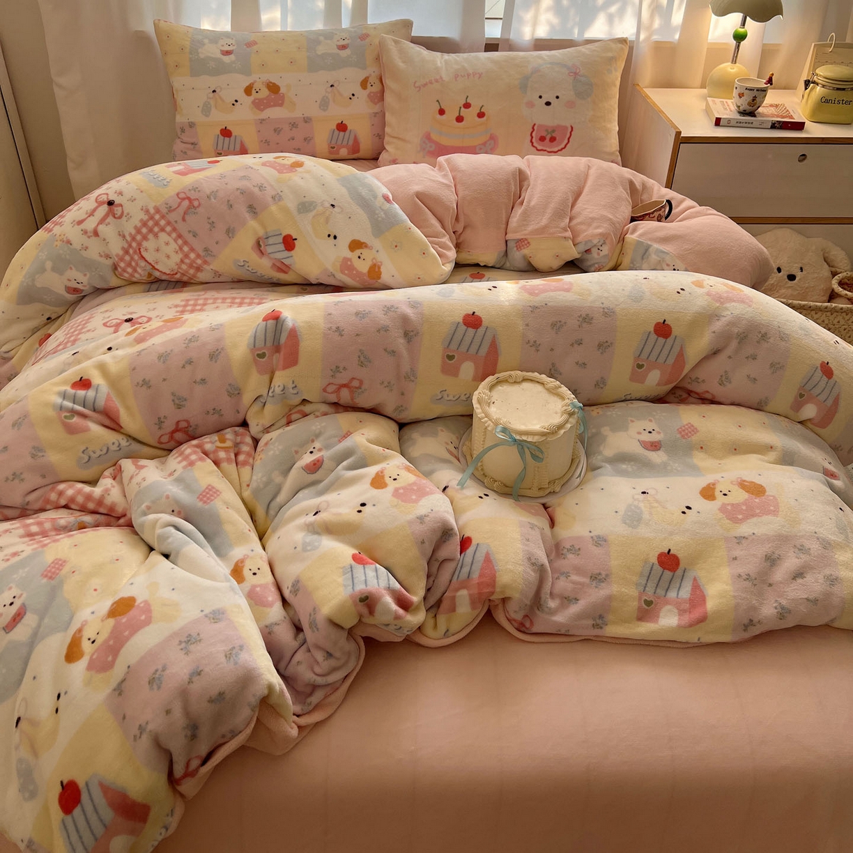 91家纺网 家纺一手货源 找家纺 桃喜 2025新款A类200g牛奶绒（含导电丝）印花床单款四件套 房子小狗