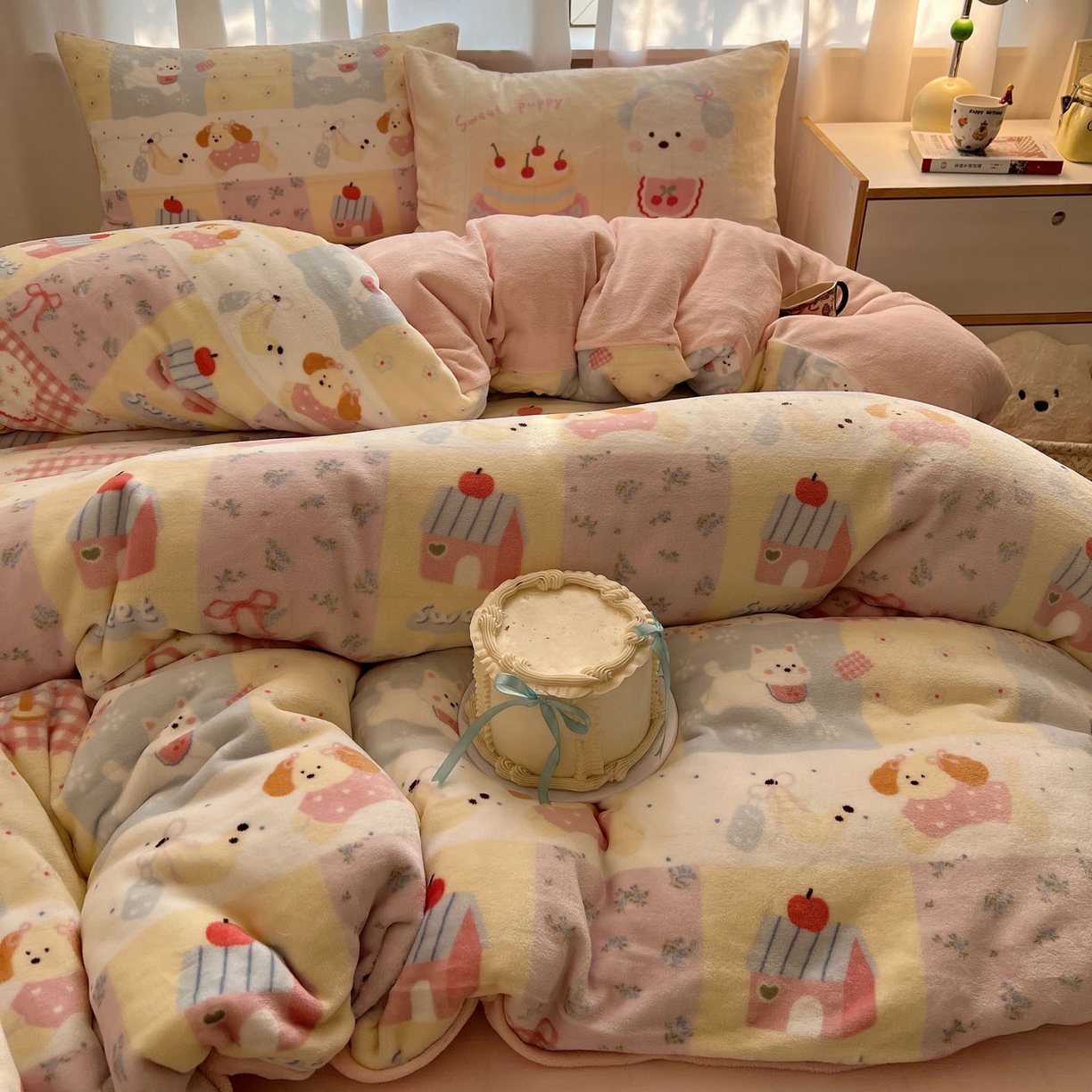 91家纺网 家纺一手货源 找家纺 桃喜 2025新款A类200g牛奶绒（含导电丝）印花床单款四件套 房子小狗