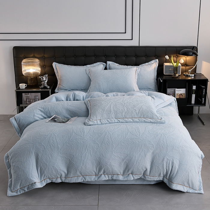 91家纺网 家纺一手货源 找家纺 苏迪网销供货 2025新款牛奶绒四件套A类高克重全消光雕花一字绣工艺款 芭蕉叶-湖小蓝