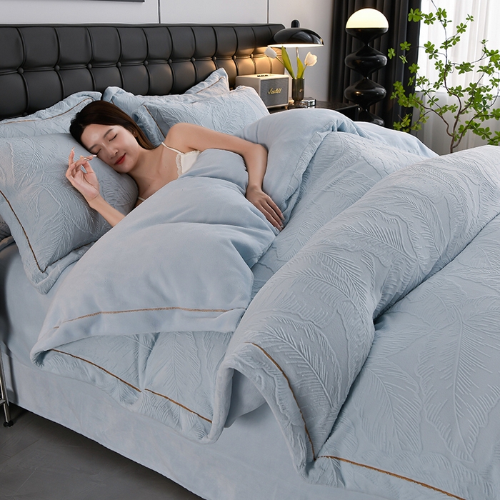 91家纺网 家纺一手货源 找家纺 苏迪网销供货 2025新款牛奶绒四件套A类高克重全消光雕花一字绣工艺款 芭蕉叶-湖小蓝