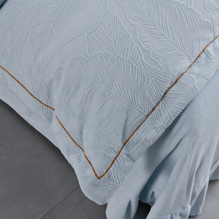 91家纺网 家纺一手货源 找家纺 苏迪网销供货 2025新款牛奶绒四件套A类高克重全消光雕花一字绣工艺款 芭蕉叶-湖小蓝