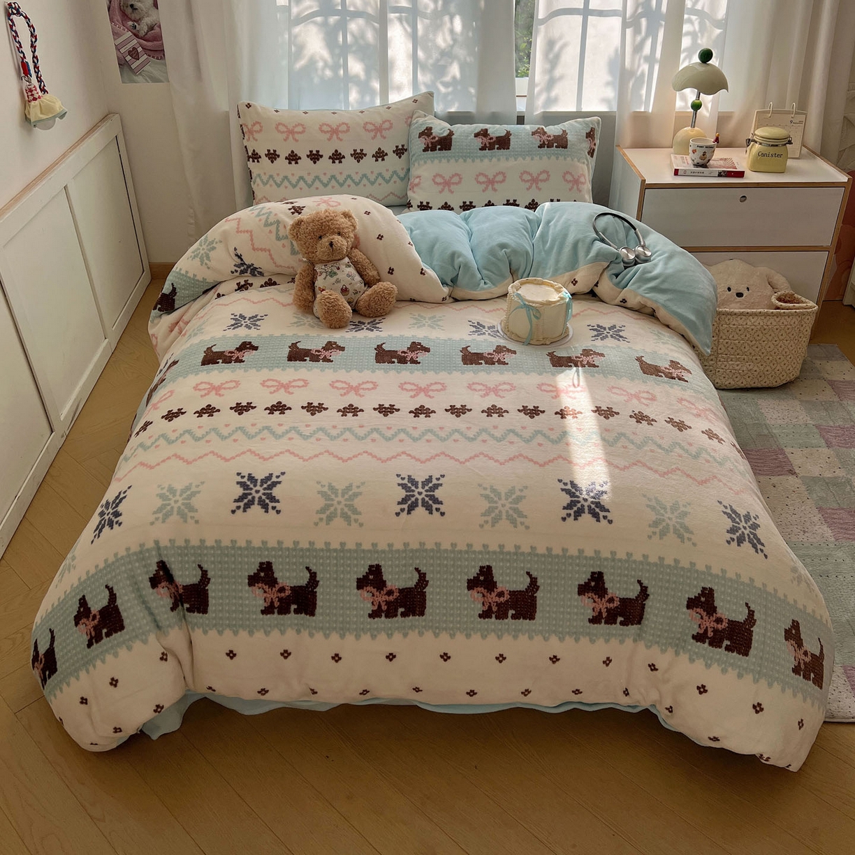 91家纺网 家纺一手货源 找家纺 桃喜 2025新款A类200g牛奶绒（含导电丝）印花床单款四件套 费尔岛狗狗蓝