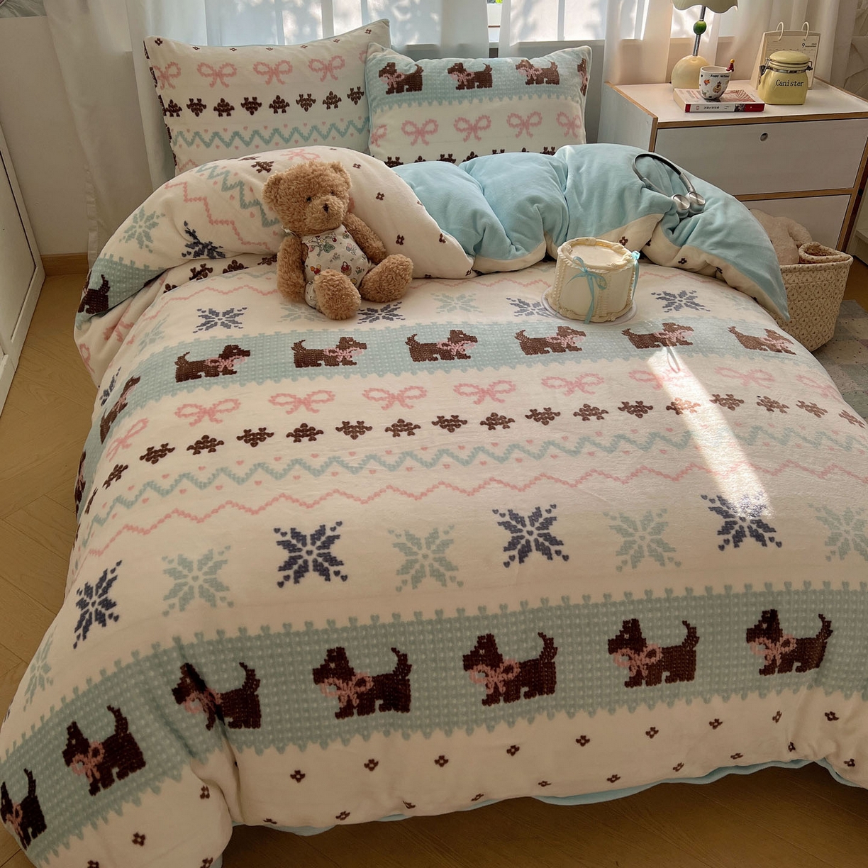 91家纺网 家纺一手货源 找家纺 桃喜 2025新款A类200g牛奶绒（含导电丝）印花床单款四件套 费尔岛狗狗蓝