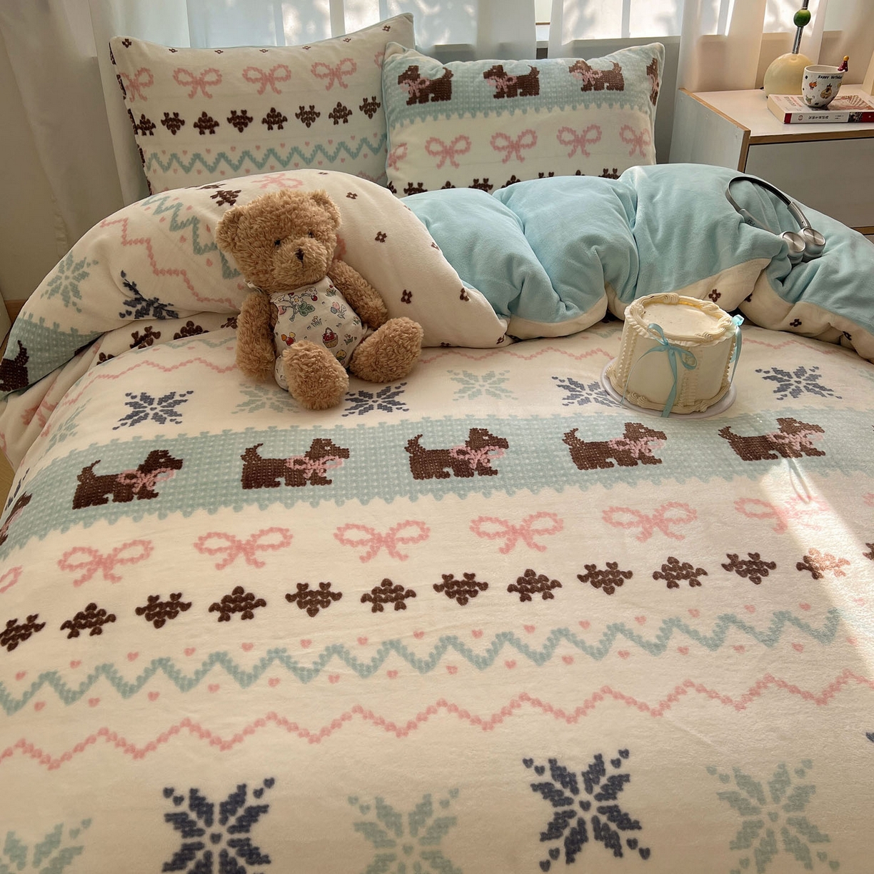 91家纺网 家纺一手货源 找家纺 桃喜 2025新款A类200g牛奶绒（含导电丝）印花床单款四件套 费尔岛狗狗蓝