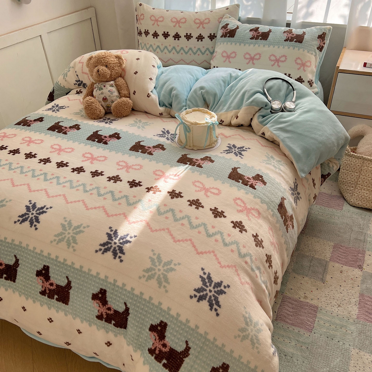 91家纺网 家纺一手货源 找家纺 桃喜 2025新款A类200g牛奶绒（含导电丝）印花床单款四件套 费尔岛狗狗蓝