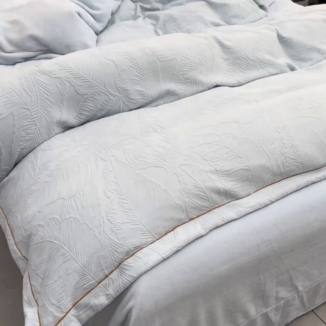 91家纺网 家纺一手货源 找家纺 苏迪网销供货 2025新款牛奶绒四件套A类高克重全消光雕花一字绣工艺款 芭蕉叶-湖小蓝