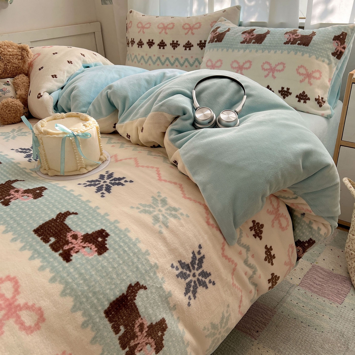 91家纺网 家纺一手货源 找家纺 桃喜 2025新款A类200g牛奶绒（含导电丝）印花床单款四件套 费尔岛狗狗蓝