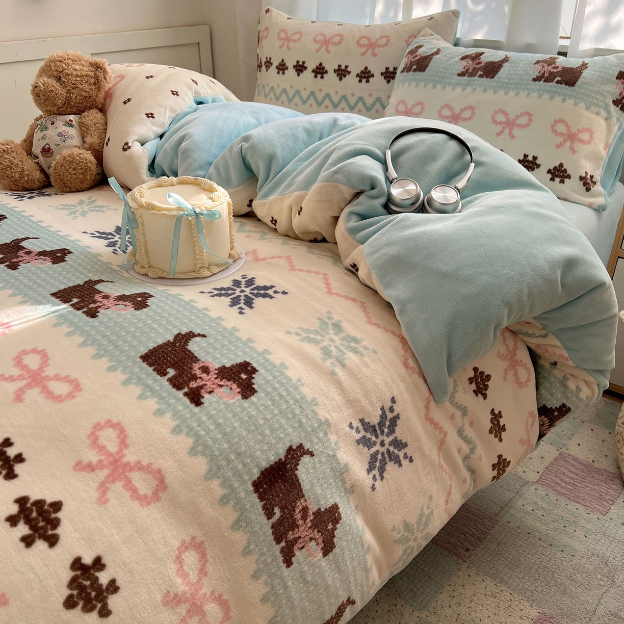 91家纺网 家纺一手货源 找家纺 桃喜 2025新款A类200g牛奶绒（含导电丝）印花床单款四件套 费尔岛狗狗蓝