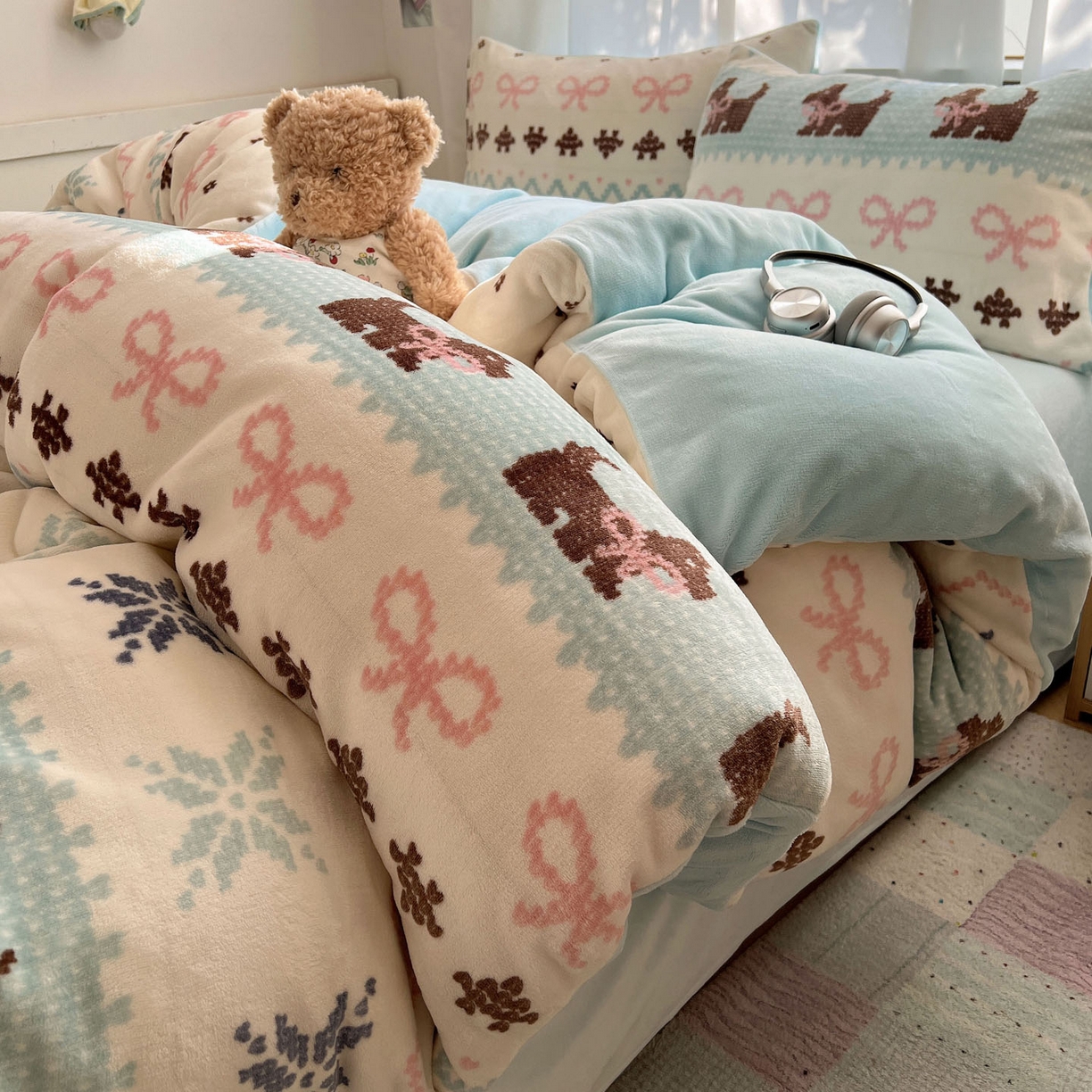 91家纺网 家纺一手货源 找家纺 桃喜 2025新款A类200g牛奶绒（含导电丝）印花床单款四件套 费尔岛狗狗蓝