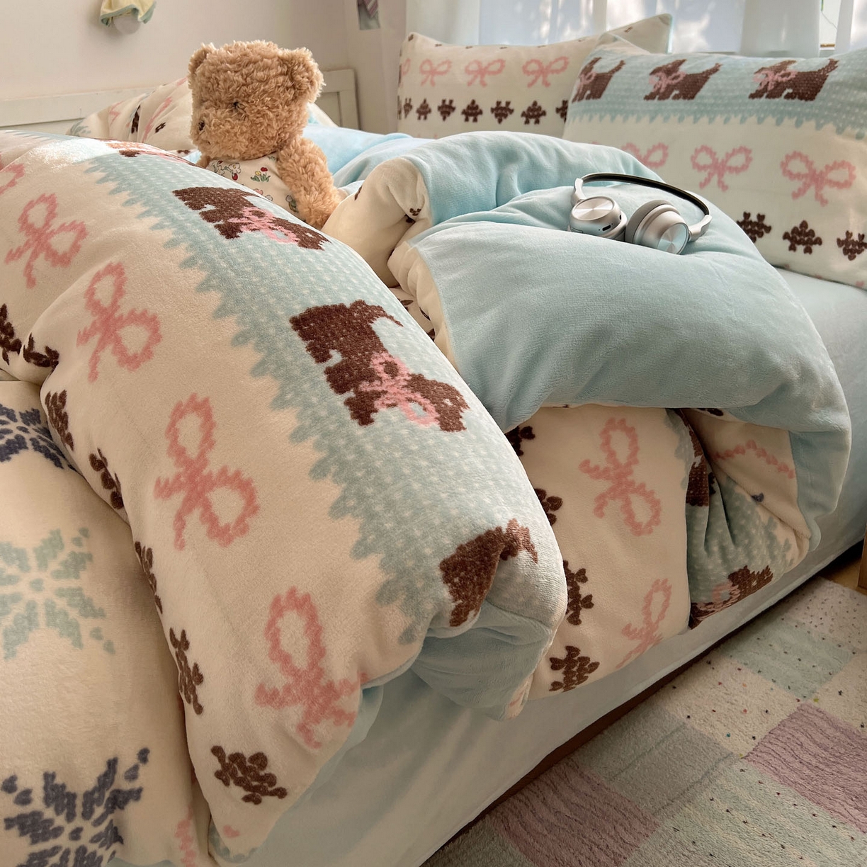 91家纺网 家纺一手货源 找家纺 桃喜 2025新款A类200g牛奶绒（含导电丝）印花床单款四件套 费尔岛狗狗蓝