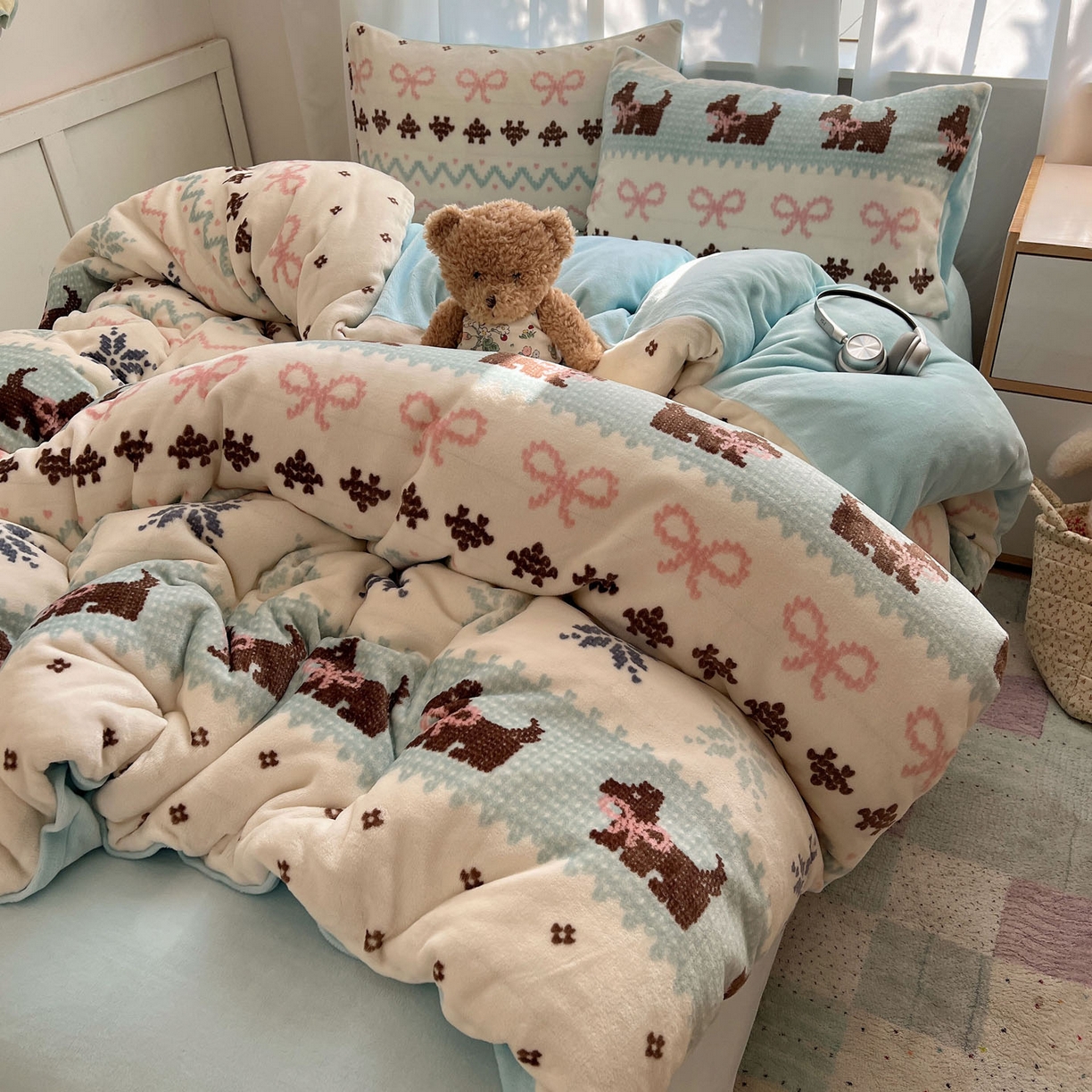 91家纺网 家纺一手货源 找家纺 桃喜 2025新款A类200g牛奶绒（含导电丝）印花床单款四件套 费尔岛狗狗蓝