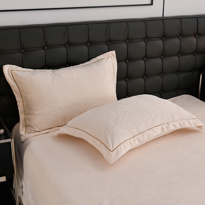 91家纺网 家纺一手货源 找家纺 苏迪网销供货 2025新款牛奶绒四件套A类高克重全消光雕花一字绣工艺款 芭蕉叶-米白