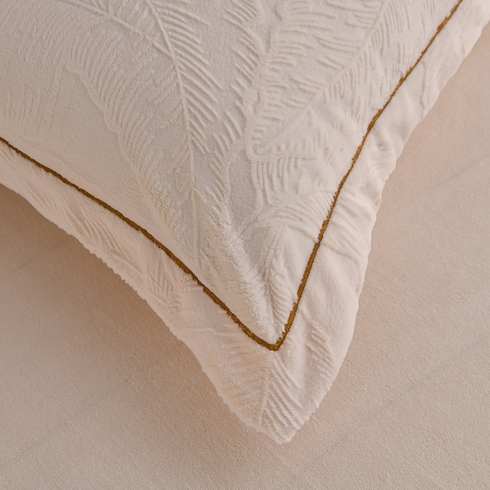 91家纺网 家纺一手货源 找家纺 苏迪网销供货 2025新款牛奶绒四件套A类高克重全消光雕花一字绣工艺款 芭蕉叶-米白