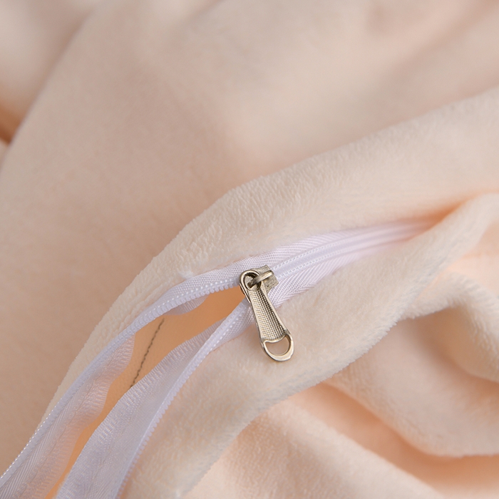 91家纺网 家纺一手货源 找家纺 苏迪网销供货 2025新款牛奶绒四件套A类高克重全消光雕花一字绣工艺款 芭蕉叶-米白