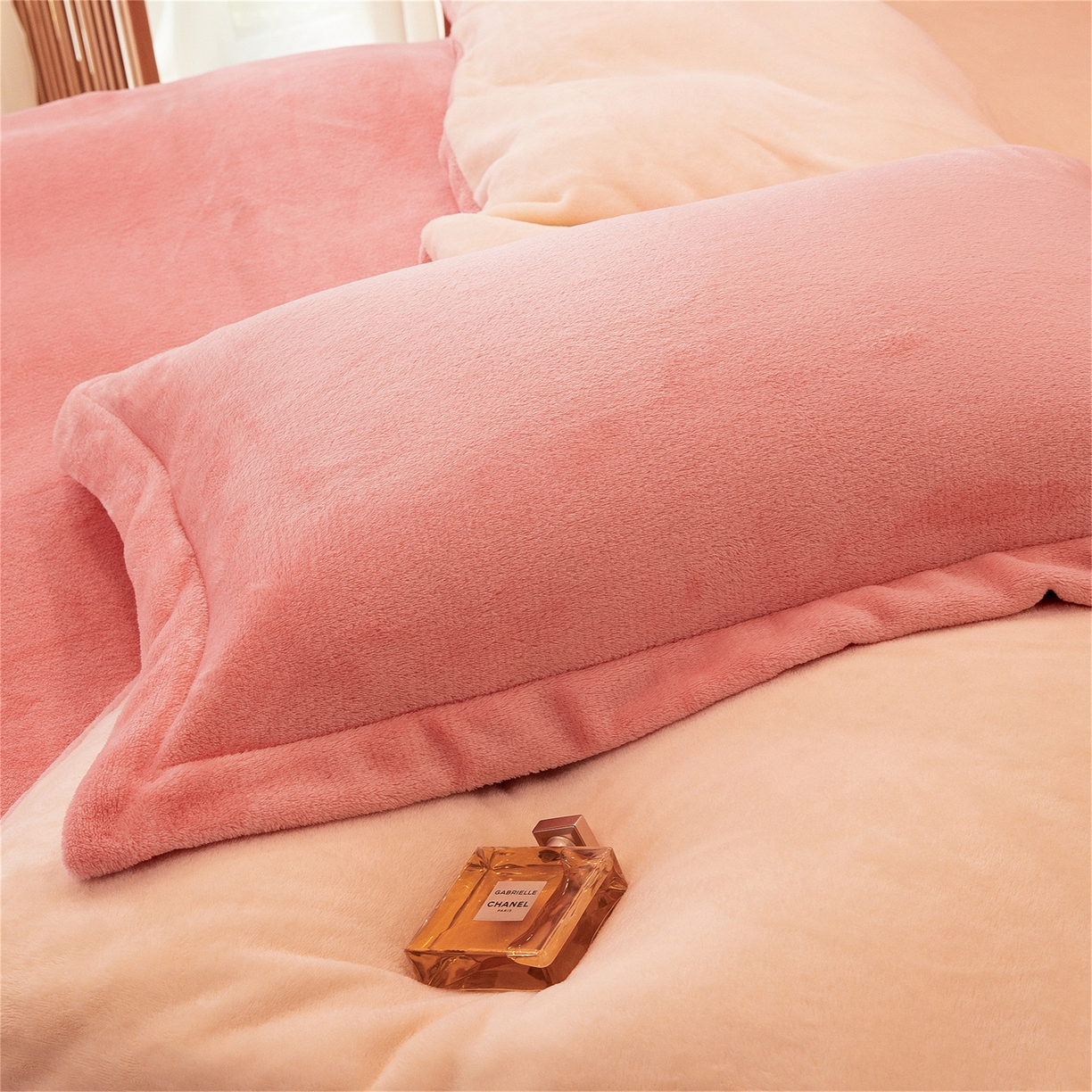 91家纺网 家纺一手货源 找家纺 兰紫橙家纺 2025新款双面绒纯色双拼牛奶绒四件套 玉色+米白