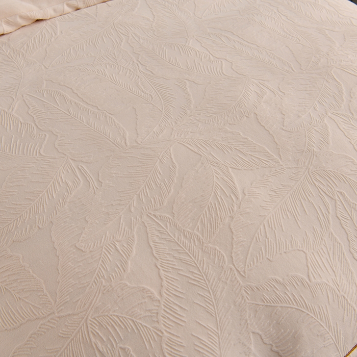 91家纺网 家纺一手货源 找家纺 苏迪网销供货 2025新款牛奶绒四件套A类高克重全消光雕花一字绣工艺款 芭蕉叶-米白