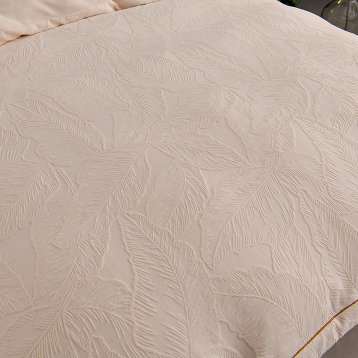 91家纺网 家纺一手货源 找家纺 苏迪网销供货 2025新款牛奶绒四件套A类高克重全消光雕花一字绣工艺款 芭蕉叶-米白