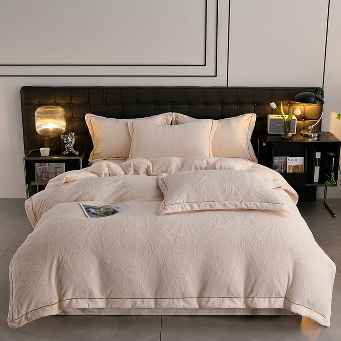 91家纺网 家纺一手货源 找家纺 苏迪网销供货 2025新款牛奶绒四件套A类高克重全消光雕花一字绣工艺款 芭蕉叶-米白