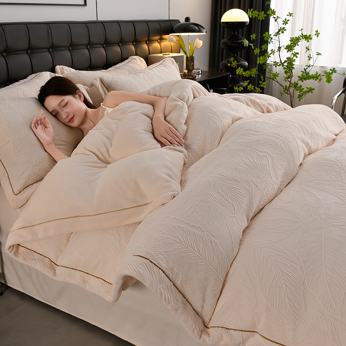 91家纺网 家纺一手货源 找家纺 苏迪网销供货 2025新款牛奶绒四件套A类高克重全消光雕花一字绣工艺款 芭蕉叶-米白