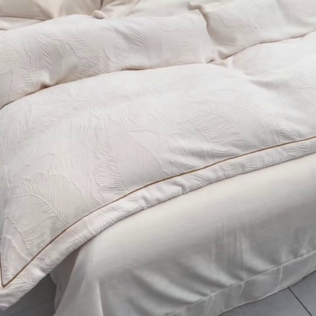 91家纺网 家纺一手货源 找家纺 苏迪网销供货 2025新款牛奶绒四件套A类高克重全消光雕花一字绣工艺款 芭蕉叶-米白