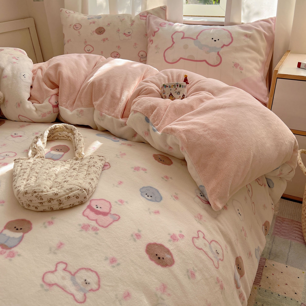 91家纺网 家纺一手货源 找家纺 桃喜 2025新款A类200g牛奶绒（含导电丝）印花床单款四件套 狗狗聚会