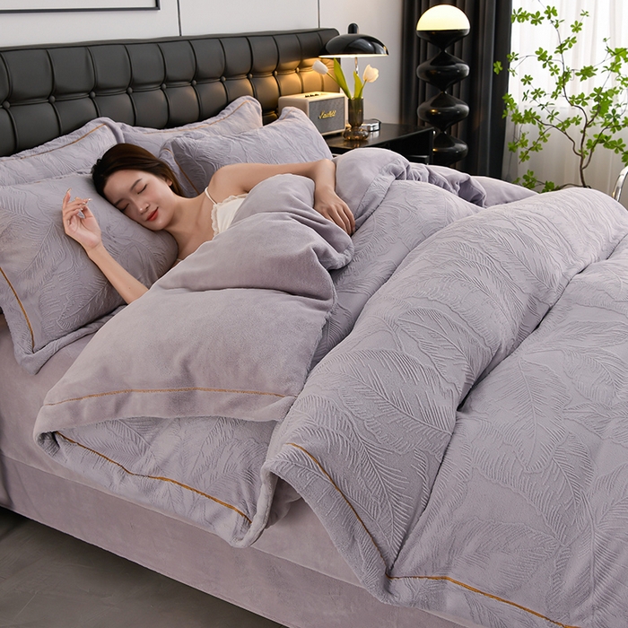 91家纺网 家纺一手货源 找家纺 苏迪网销供货 2025新款牛奶绒四件套A类高克重全消光雕花一字绣工艺款 芭蕉叶-香芋紫