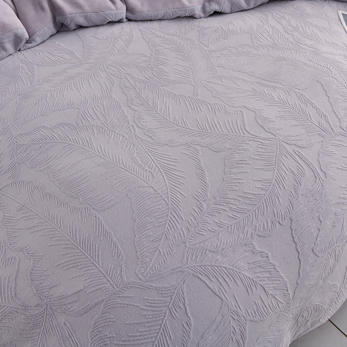 91家纺网 家纺一手货源 找家纺 苏迪网销供货 2025新款牛奶绒四件套A类高克重全消光雕花一字绣工艺款 芭蕉叶-香芋紫